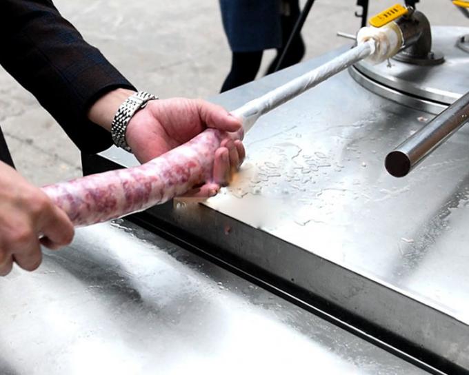 機械ソーセージの原料の充填機を作る商業鶏のソーセージ