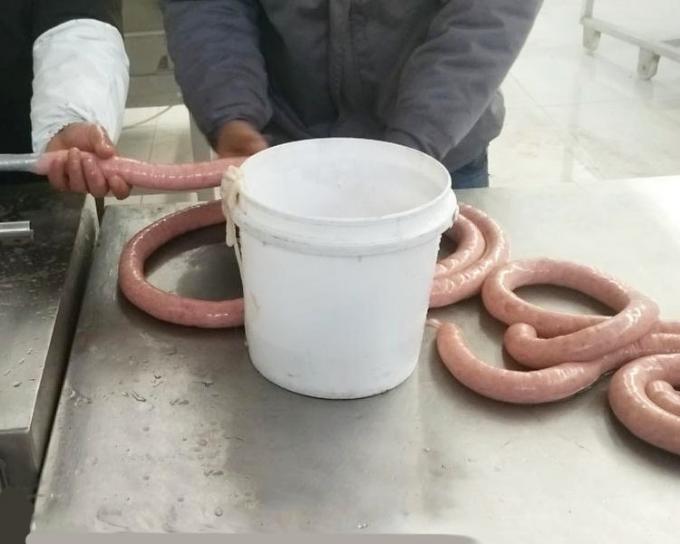 機械ソーセージの原料の充填機を作る商業鶏のソーセージ