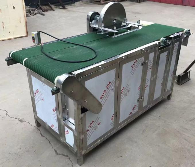 機械浣腸機械を押しつぶし、骨を除く生産ライン魚のソーセージの生産ライン魚肉を処理している生魚